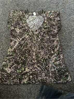 Women’s V-Neck Agenda Top - Green/Brown